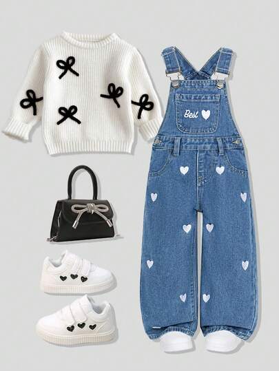 女童春季牛仔裤，2025新款，四季皆宜，中蓝色牛仔布，休闲可爱，少女牛仔背带裤，白色爱心印花，宽松直筒裤型，舒适棉质牛仔面料，适合日常外出、上学、通勤。