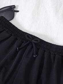 两件套修身短袖黑色T恤和配套短裤，胸前饰有白色骏马印花，腰部抽绳设计并点缀蝴蝶结，适合春夏休闲、放松和轻度运动穿着。 - 黑色 - 查看 7