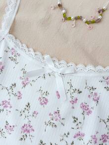 SHEIN مجموعة بيجامة مكونة من قميص كامي وشورت مزينة بطباعة الأزهار والشريط القوس، للمراهقات، بيجامة مريحة وملائمة باللون الوردي، قطعتان - أبيض - مشاهدة 5