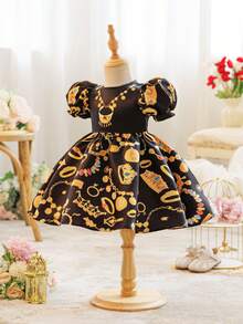 SHEIN Vestido elegante e sofisticado para bebê menina com estampa gráfica preta e mangas curtas, vestido formal com estampa floral patchwork, mangas compridas, estilo árabe casual, para bebês meninas na primavera/verão, ideal para férias em família / Jalabiya para bebê menina. Vestido vintage vermelho com estampa floral miúda de rosas, mangas curtas e corte em A, com detalhes dourados, vestido com estampa floral miúda, para combinar com mãe, filha e irmãs. - Multicolorido - Ver 4