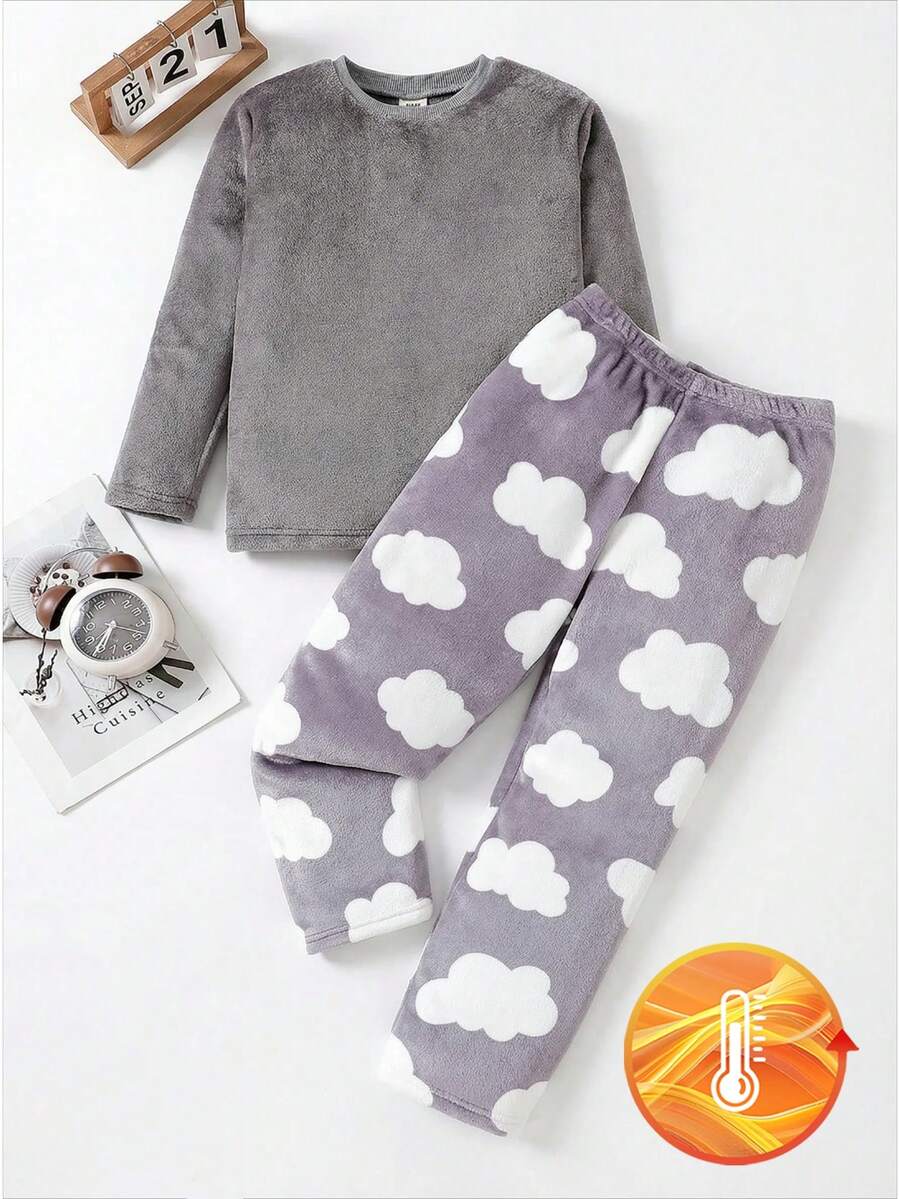 男童长袖长裤睡衣套装，舒适法兰绒面料，云朵印花，休闲风格，深受众多男孩喜爱，适合居家穿着。