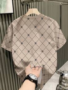 Manfinity Dauomo Camiseta de manga corta de cuello redondo con estampado total para hombre, casual y de diario, para verano - Camel - Ver 2