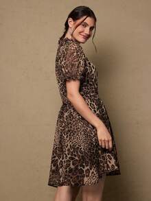 SHEIN VCAY 大码复古豹纹雪纺连衣裙，立领收腰+灯笼袖设计，性感优雅的早春短袖百搭A字迷你连衣裙，适合女性 - 棕色 - 查看 3