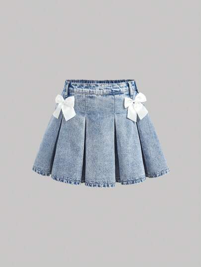 SHEIN Girlism 这款少女时尚休闲Y2K复古酷炫街头风连衣裙，饰有迷人的粉色蝴蝶结，点缀在蓝色牛仔百褶半身裙上，适合儿童日常穿着，也适合春夏派对、节日和街头服饰。