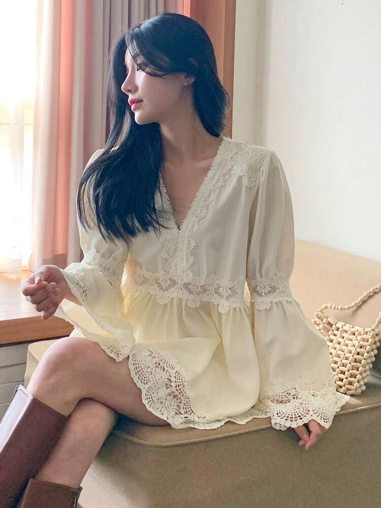 Women's V-Neck Lace Patchwork A-Line Smock Blouse, Vacation Style Long Sleeve