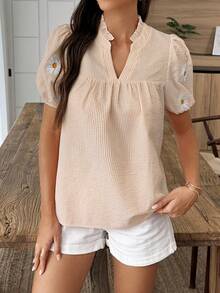 Louniche 女士雏菊刺绣条纹荷叶边V领短泡泡袖休闲衬衫 - 咖啡棕 - 查看 3