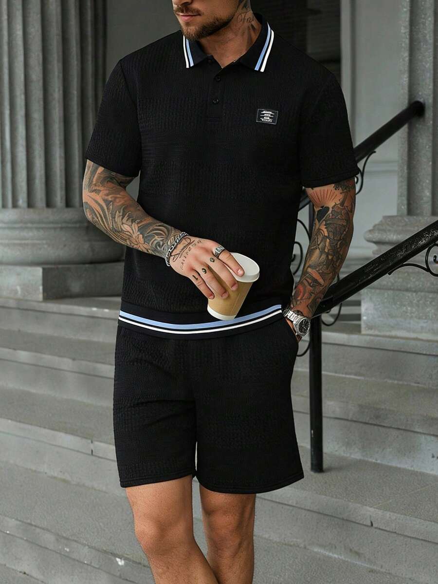 EGENSIO Bộ đồ nam gồm áo polo tay ngắn kẻ sọc in chữ và quần short cạp chun, kiểu dáng thường ngày. - màu đen - Xem 1