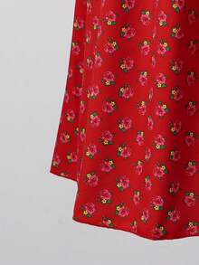 SHEIN Conjunto de camiseta de manga corta blanca con estampado de niña de dibujos animados (vestido rojo + elementos decorativos dorados) + falda mini roja con estampado floral para niñas