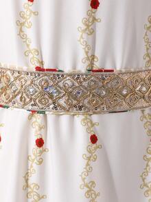 SHEIN 这款优雅的白色碎花连衣裙适合十几岁的女孩，展现出中东风情，优雅而精致，适合各种聚会场合。 - 白色 - 查看 4