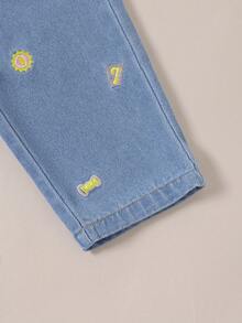 SHEIN Playful Pals Denimly 春夏新款男童宽松浅蓝色牛仔裤，弹性腰带设计，穿着舒适方便，搭配简单的T恤或衬衫，打造休闲时尚造型，另有卡通图案可选，增添活泼气息，是男童日常穿着的必备百搭单品，适合上学、户外活动、旅行、家庭活动、聚会等场合。 - 淺色水洗藍 - 查看 6