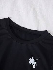 两件套修身短袖黑色T恤和配套短裤，胸前饰有白色骏马印花，腰部抽绳设计并点缀蝴蝶结，适合春夏休闲、放松和轻度运动穿着。 - 黑色 - 查看 4