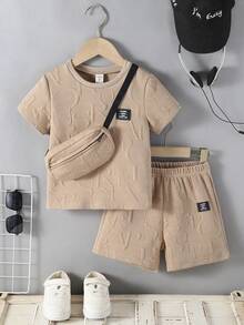 SHEIN Genkimix Kids 3件套幼儿男童套装：字母针织提花休闲短袖T恤、短裤和包包，适合日常休闲外出，春夏皆宜。 - 卡其色 - 查看 3