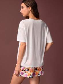 SHEIN Kung Fu Panda Conjunto de pijama de verano con top holgado de estilo murciélago con estampado de dibujos animados lindos y shorts con estampado floral - Blanco - Ver 2
