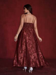 Viva Relle Vestido de tirantes con estampado floral diminuto para tallas grandes, vestido largo elegante y ajustado para una dama grácil - Color caoba - Ver 6