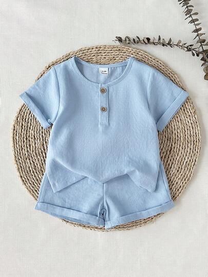 SHEIN 男婴休闲日常套装，圆领蓝色半开襟短袖上衣搭配松紧腰蓝色短裤，舒适百搭，适合户外玩耍或居家穿着，夏季百搭单品。