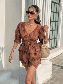 SHEIN Frenchy 女士V领花卉刺绣图案腰带褶皱不对称下摆短袖上衣和短裤休闲通勤套装 - 咖啡棕 - 查看 3