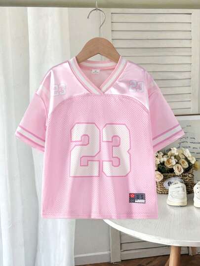 SHEIN Genkimix Kids Camiseta gráfica de cuello en V con número de contraste de jersey deportivo casual estadounidense oversize para niñas, conjunto a juego madre-hija, para vacaciones, verano, viajes