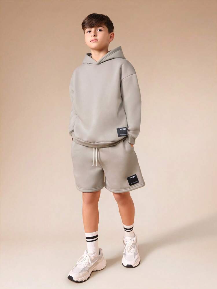 배지 디테일이 있는 후드 티셔츠와 반바지 세트