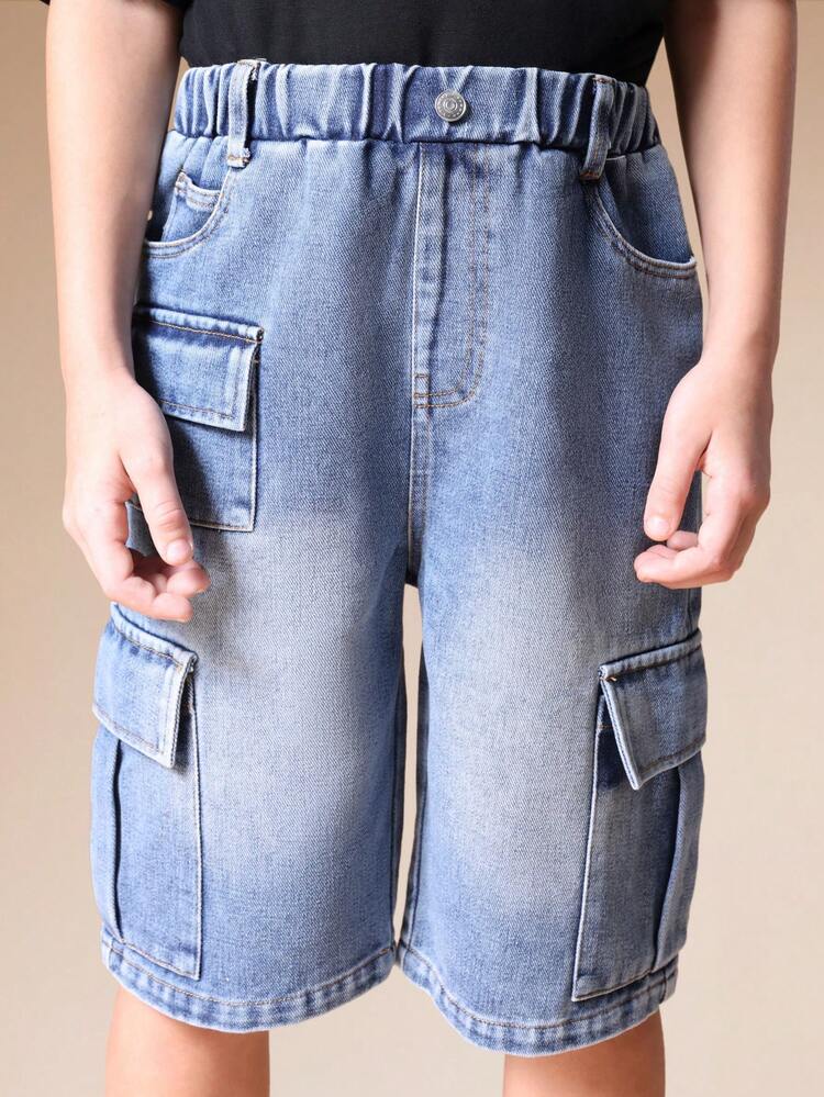 여러 개의 포켓이 있는 데님 카고 버뮤다 반바지