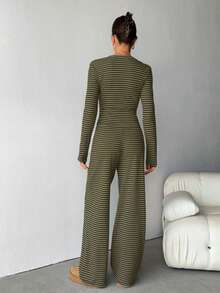 SHEIN Tall Bộ đồ ngủ nữ mặc nhà thoải mái, gồm áo thun dài tay cổ tròn kẻ sọc và quần ống rộng thẳng kẻ sọc, thích hợp mặc hàng ngày, chơi thể thao, mùa xuân hè, đi học. Bộ hai mảnh kẻ sọc nâu, bộ hai mảnh dài tay kẻ sọc. - xanh quân đội - Xem 3