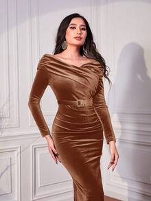 Modelyn Đầm dạ hội dài, kiểu dáng ôm sát, xẻ lưng, chất liệu nhung, có thắt lưng. - màu nâu - Xem 4