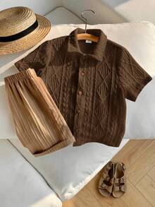 SHEIN 两件套男童休闲学院风纯白色镂空针织柔软圆领短袖开衫上衣和撞色卡其色束口舒适短裤，适合春夏季节日常穿着、上学、旅行、度假、派对等场合。 - 棕色 - 查看 5
