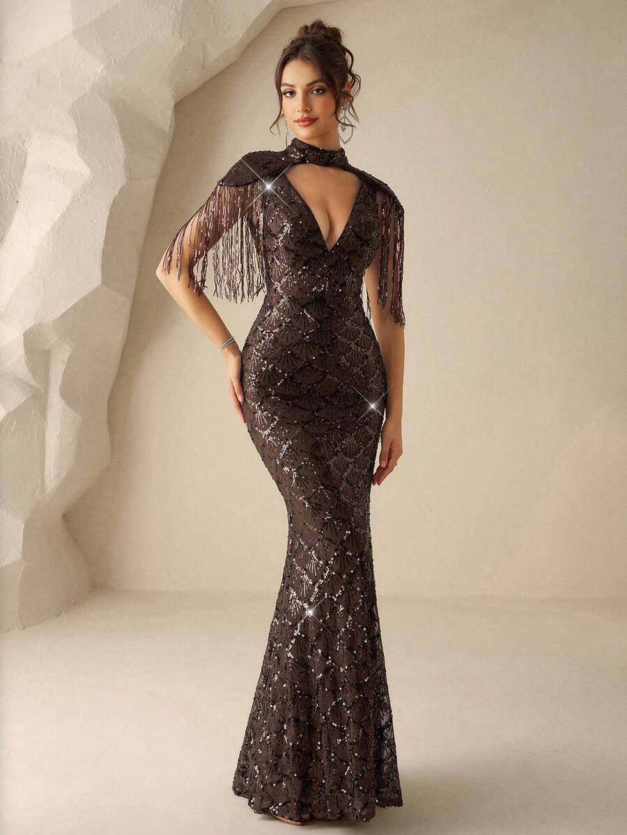 Coutiva 这款优雅性感的两件式晚礼服采用深V领设计，饰以贝壳亮片刺绣、流苏，并配有A字裙摆。适合舞会、生日派对、毕业典礼和鸡尾酒会等场合。 - 棕色 - 查看 1