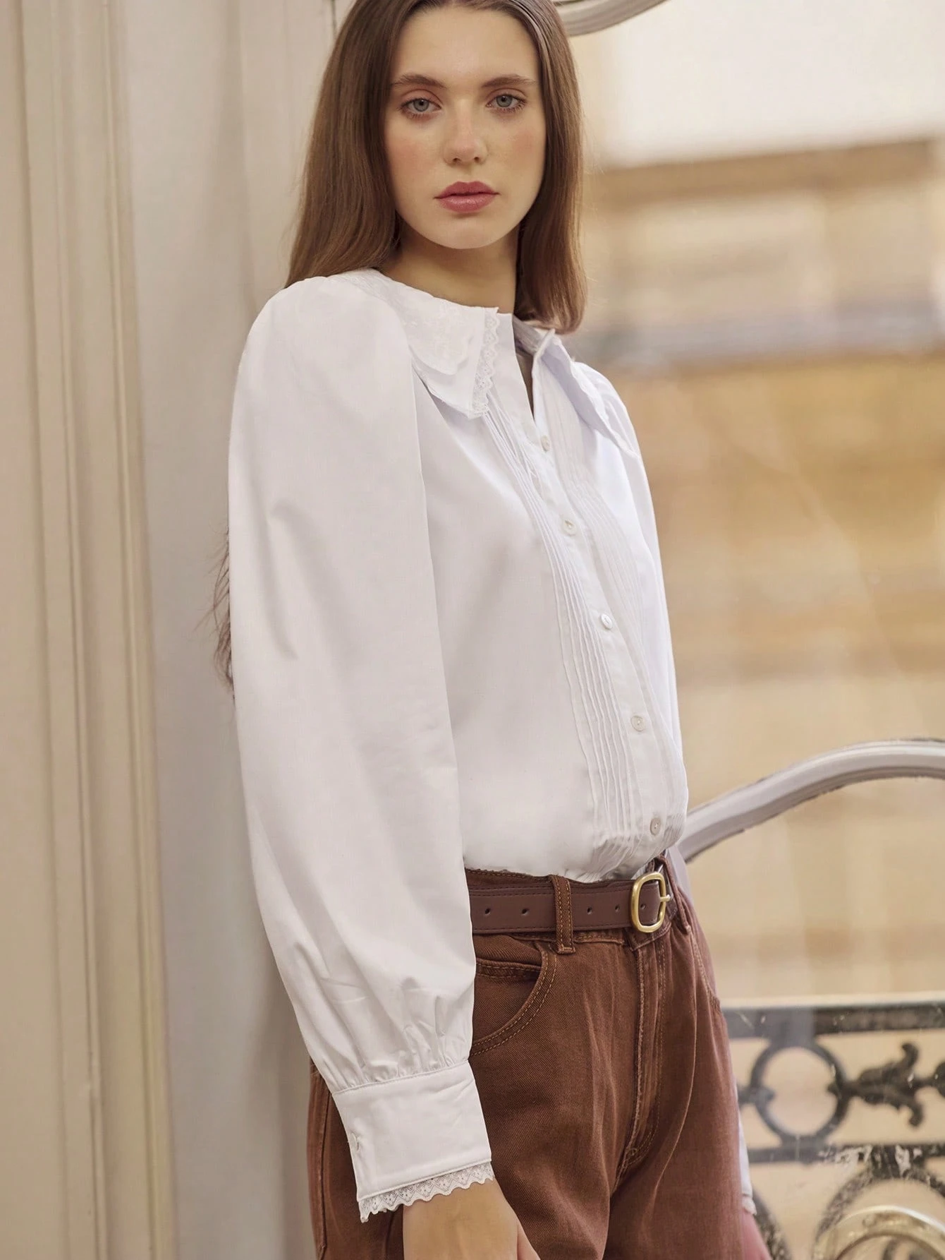 Biała bluzka z podwójnym haftowanym kołnierzykiem, marszczeniami i koronkowymi wykończeniami. Szykowna bluzka do biura na wiosnę i lato. Eleganckie bluzki dla kobiet. Elegancki francuski styl.