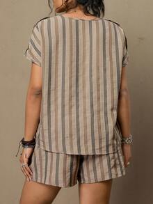 Freevana 2件套/组 纽扣装饰休闲条纹上衣和松紧腰短裤套装 优雅女士百搭加大码适合户外和通勤的夏季服装 - 彩色 - 查看 2