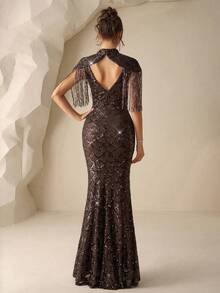 Coutiva 这款优雅性感的两件式晚礼服采用深V领设计，饰以贝壳亮片刺绣、流苏，并配有A字裙摆。适合舞会、生日派对、毕业典礼和鸡尾酒会等场合。 - 棕色 - 查看 2