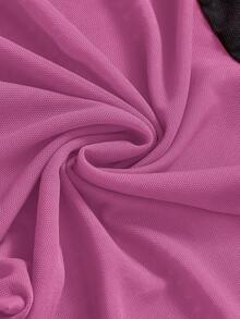 ROMWE Grunge Punk Camiseta corta de manga corta con cuello redondo, ajustada y con parches de malla roja y negra para mujeres de talla grande - Rosa Fucsia - Ver 3
