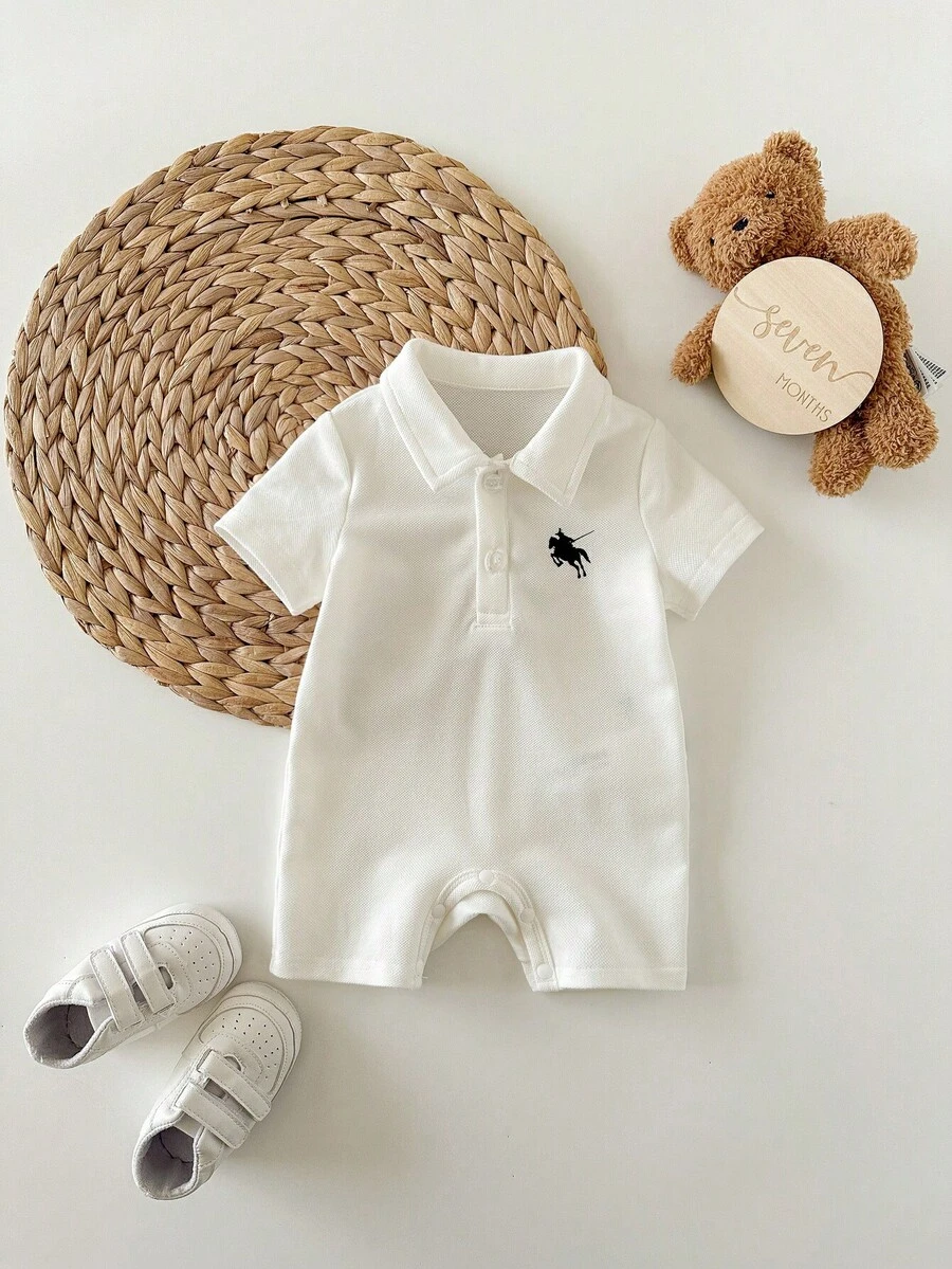 新生儿男女宝宝舒适休闲百搭学生风白色短袖翻领连体衣套装，饰有小马图案，并配有遮阳帽。适合春夏季节，室内外皆宜，可用于日常穿着、运动、玩耍、聚会、拍照、度假等场合。 - 白色 - 查看 1