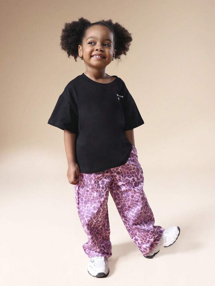 Luźny T-shirt z nadrukiem w panterkę i spodniami w komplecie