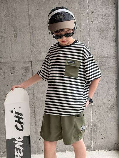 SHEIN 两件套男童舒适透气日常宽松条纹短袖T恤和休闲工装短裤套装，适合春夏季节，日常穿着、运动、校园、聚会、节日、演出、摄影等场合。