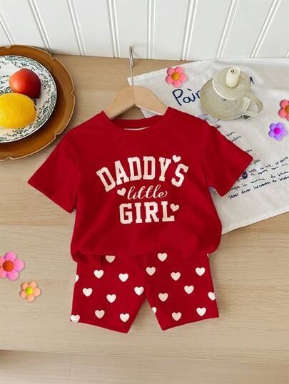 SHEIN Angra Vinröd, Sött Minimalistiskt Hjärtmönster, Sött "DADDY's GIRL❤" Bokstavtryck, Babyflicka Avslappnad Mjuk Lös Rund Hals Kortärmad T-shirt Och Snug Passform Cykelshorts, Lämplig För Vår/Sommar Dagligen, Sport, Hem, Helgdagar, Alla hjärtans dag, Vår- & Sommarkläder För Utflykter, Enkel Komfort, Snyggt Babyflickset, Vardagskläder, Babyflicka Bokstavshjärta Grafiska Kläder, Vår- & Sommarset, Ny Stil