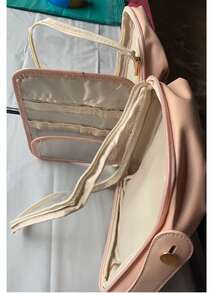 SHEIN 优雅的旅行化妆品收纳包 - 宽敞的 PU 皮革包，配有可拆卸的刷子架、透明隔层和安全拉链 - 風格 - 查看 14