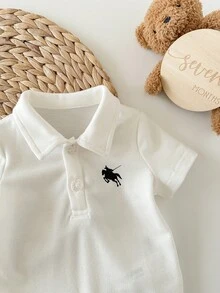 新生儿男女宝宝舒适休闲百搭学生风白色短袖翻领连体衣套装，饰有小马图案，并配有遮阳帽。适合春夏季节，室内外皆宜，可用于日常穿着、运动、玩耍、聚会、拍照、度假等场合。 - 白色 - 查看 4