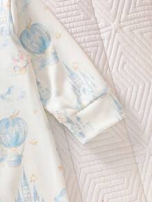 SHEIN 新生儿卡通印花长袖连体衣，全开襟设计，搭配同色帽子、手套、被子和围兜五件套礼盒，面料舒适，男女宝宝均适用，是家庭使用的理想之选。 - 藍色 - 查看 7