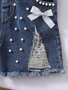 SHEIN 两件套简约时尚牛仔套装，包括一件白色短袖蝴蝶结领上衣和一条带铆钉口袋和蝴蝶结裤脚的牛仔裤，适合通勤、外出和日常活动。