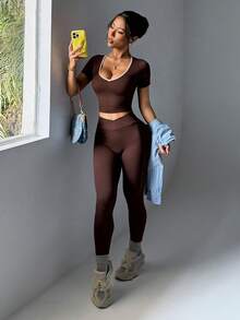 Dewbera 1 Set Coffee Brown Seamless Women's Short Sleeve Sports Set,Backless Contrast Waist Design,Summer Athleisure Gym Yoga Workout Legging Two Piece Set - Coffee Brown - View 4