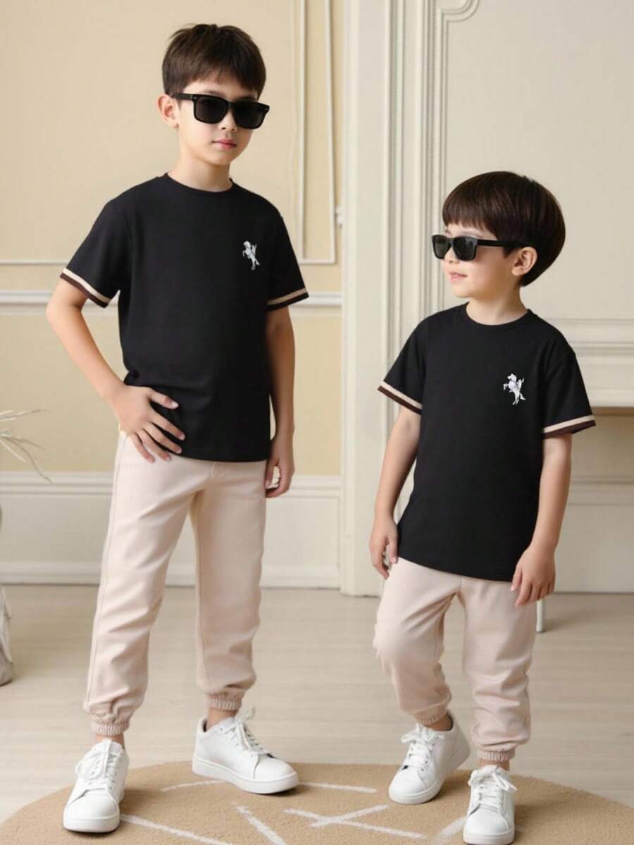 SHEIN Bộ 2 món cho bé trai, kiểu dáng thường ngày, đa năng, in họa tiết, chất liệu dày mỏng xen kẽ, cổ tròn, tay ngắn và quần jogger dệt kim, quần áo bé trai, quần nỉ, quần áo mùa hè cho bé trai, bộ đồ, áo đi học, quần áo tựu trường cho bé trai, áo phông đen in hình, quần mùa thu, trứng Phục Sinh, quà tặng Phục Sinh, thỏ Phục Sinh.