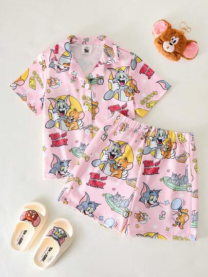 TOM & JERRY X SHEIN Bộ đồ ngủ mùa hè cho bé gái, gồm áo sơ mi ngắn tay cổ ve lật và quần short in hình hoạt hình dễ thương.