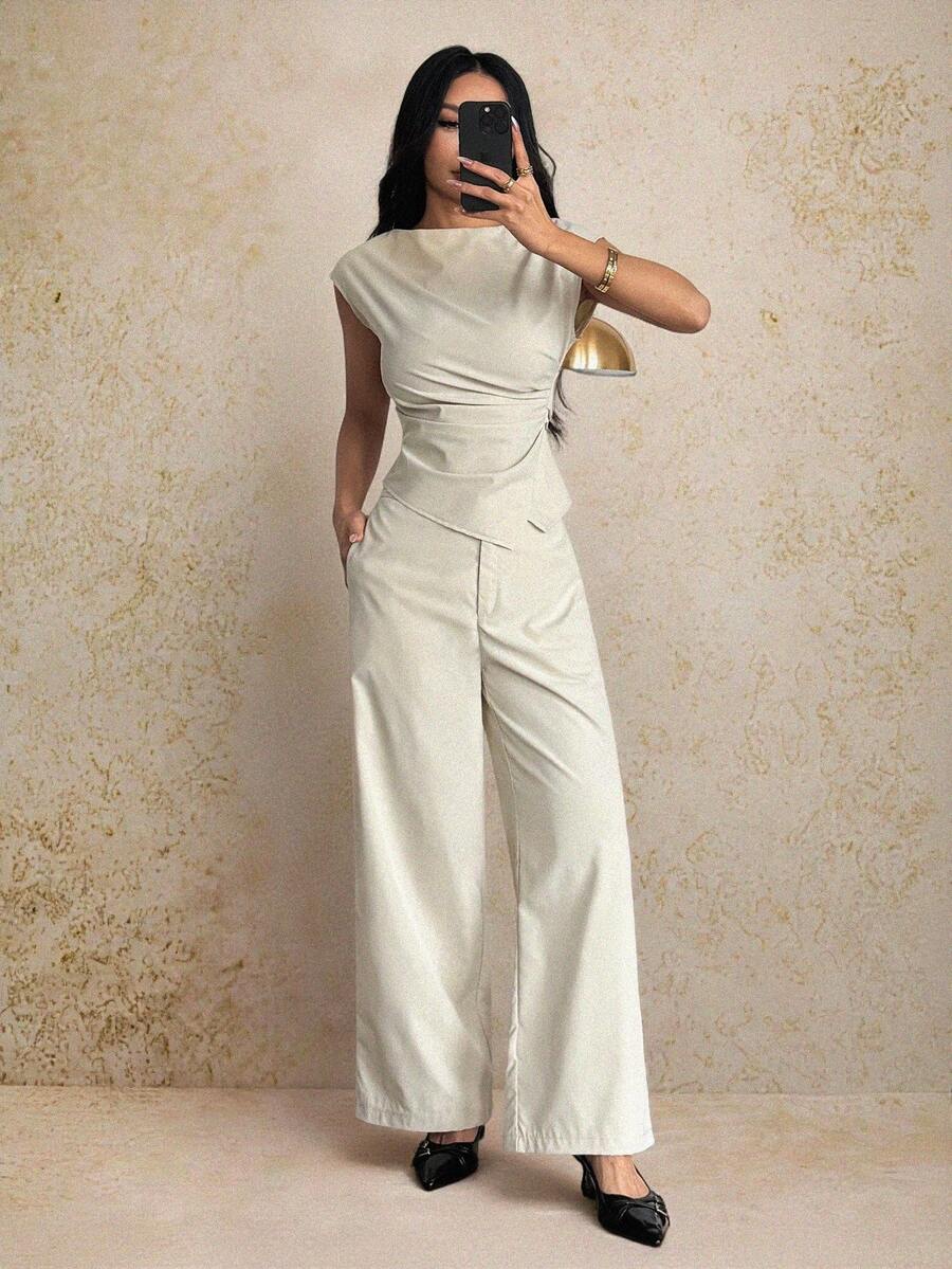 SHEIN PETITE 简约通勤办公套装，新款春夏船领短袖收腰女式衬衫+高腰阔腿女式长裤，两件套优雅裤装夏季套装，女士两件套优雅套装，女士优雅阔腿裤套装 - 杏色 - 查看 1