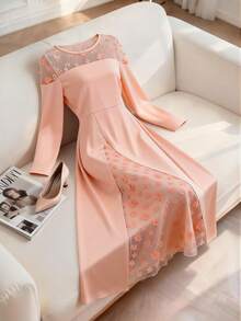 Modelyn Đầm dài tay cổ tròn, tay lỡ, lưng thun lưới dệt jacquard, xếp ly bất đối xứng dành cho nữ - Hồng - Xem 4