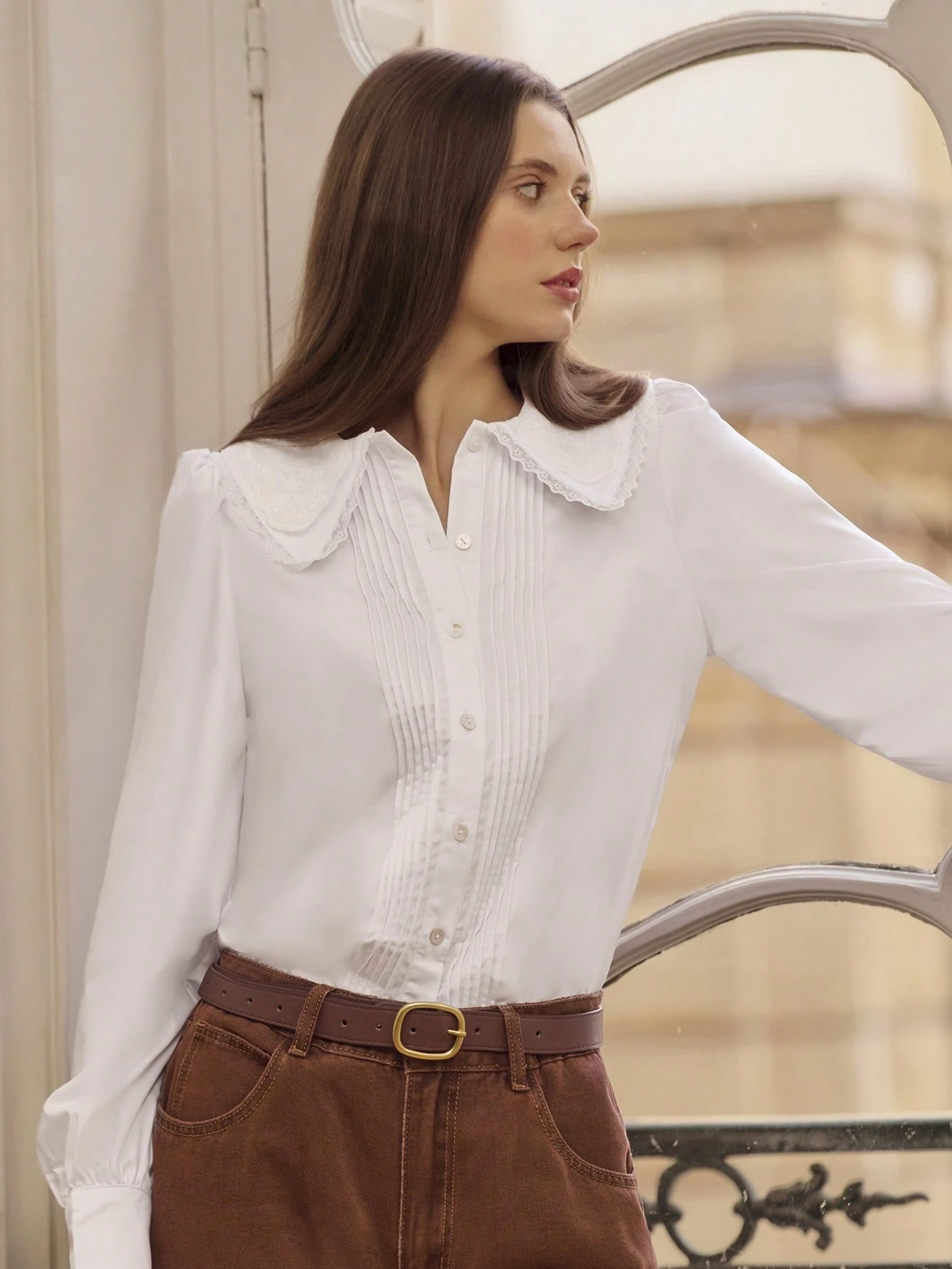 Biała bluzka z podwójnym haftowanym kołnierzykiem, marszczeniami i koronkowymi wykończeniami. Szykowna bluzka do biura na wiosnę i lato. Eleganckie bluzki dla kobiet. Elegancki francuski styl.