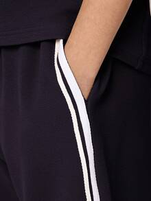 SUMWON Bộ đồ thể thao mùa hè năng động dành cho bé trai gồm áo thun cổ tròn và quần short, phối cùng sọc tương phản bên hông. - Màu tím - Xem 6