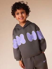 SUMWON 男童套头连帽衫和运动裤套装，紫色字母印花细节，适合休闲冬季度假穿着。 - 深灰色 - 查看 3