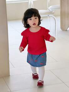 SHEIN Questo set da bambina a due pezzi presenta una maglietta rossa a maniche lunghe con collo tondo e una minigonna di jeans con ricamo di ciliegie, adatto per la primavera e l'autunno. È adatto per indossare a scuola, matrimoni, uso casual a casa e per partecipare a feste e eventi festivi. - Rosso - Visualizzare 9