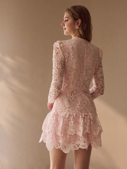 MOTF VESTIDO CORTO DE MUJER CON CUELLO ALTO, ENCAJE GUIPUR CALADO Y BAJO MULTICAPA EN COLOR ROSA