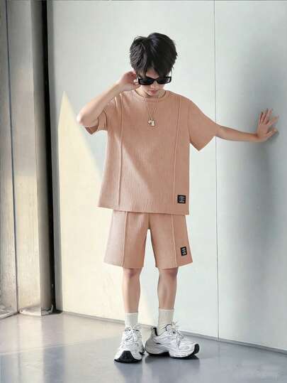 SHEIN Mirajuku 两件套幼儿男童春夏韩版休闲纹理面料短袖T恤和短裤，运动学院风简约杏色套装